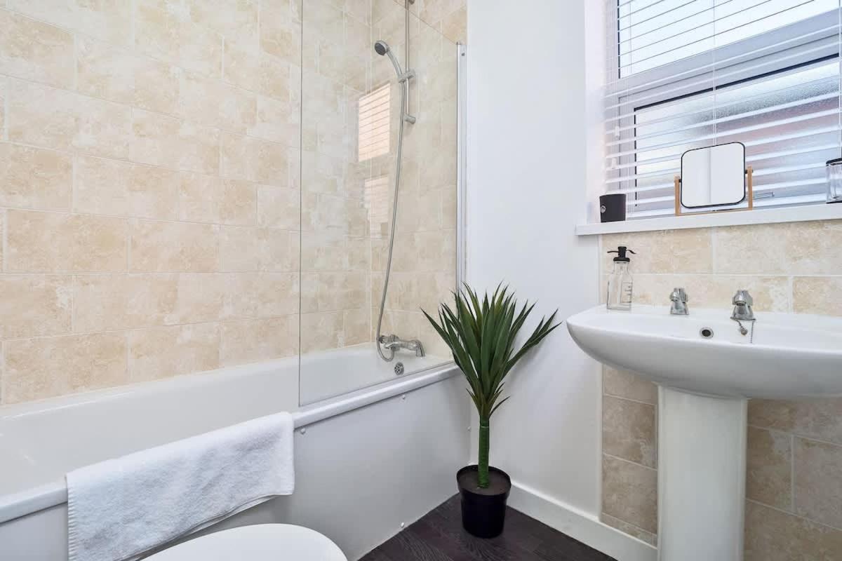 Nursery House By Truestays - 3 Bedroom House In Stoke-On-Trent Kültér fotó